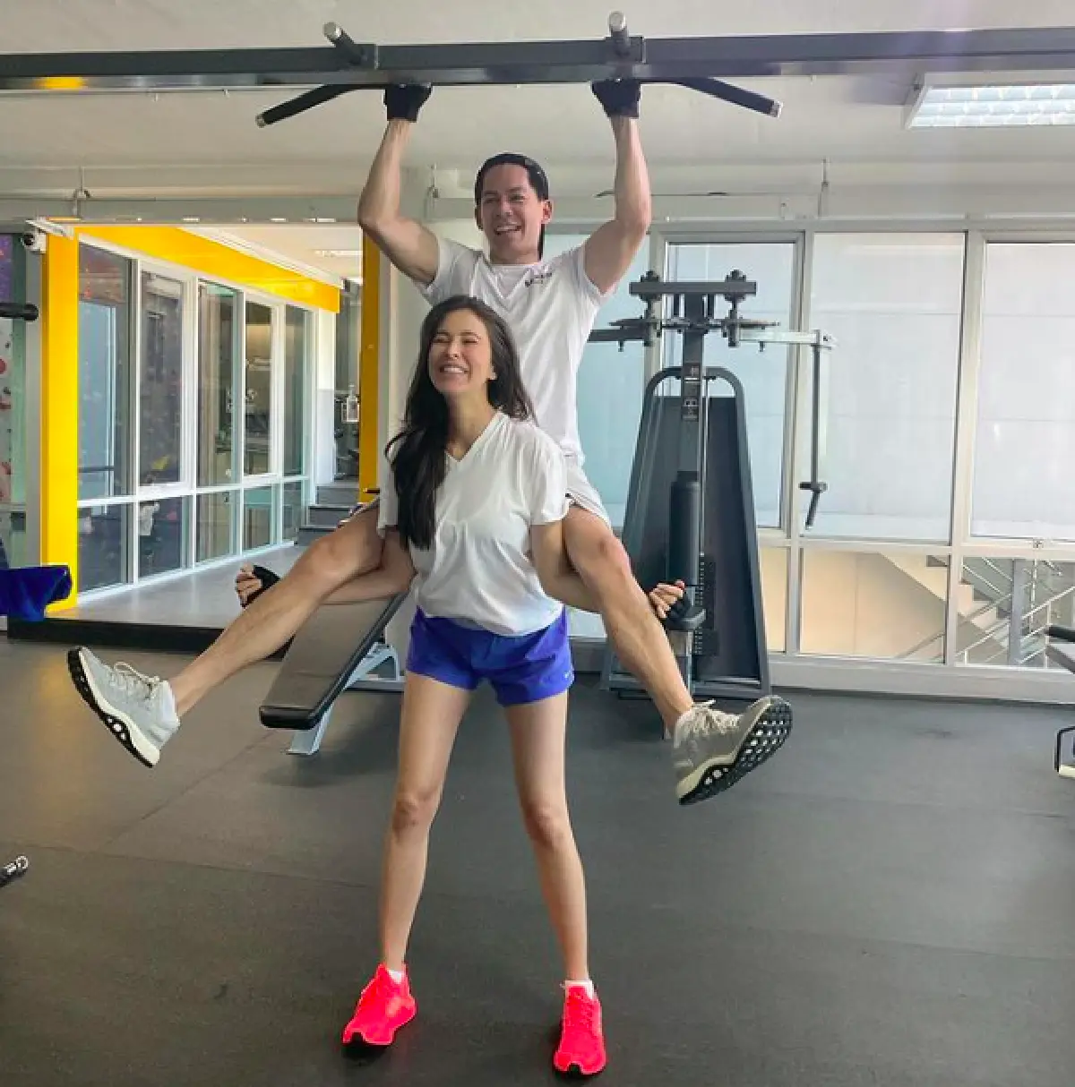 “ศรีริต้า” อุ้มท้อง 5 เดือนเข้ายิมออกกำลัง โชว์ท้องเนียนๆ มีสามีจุ๊บให้กำลังใจ