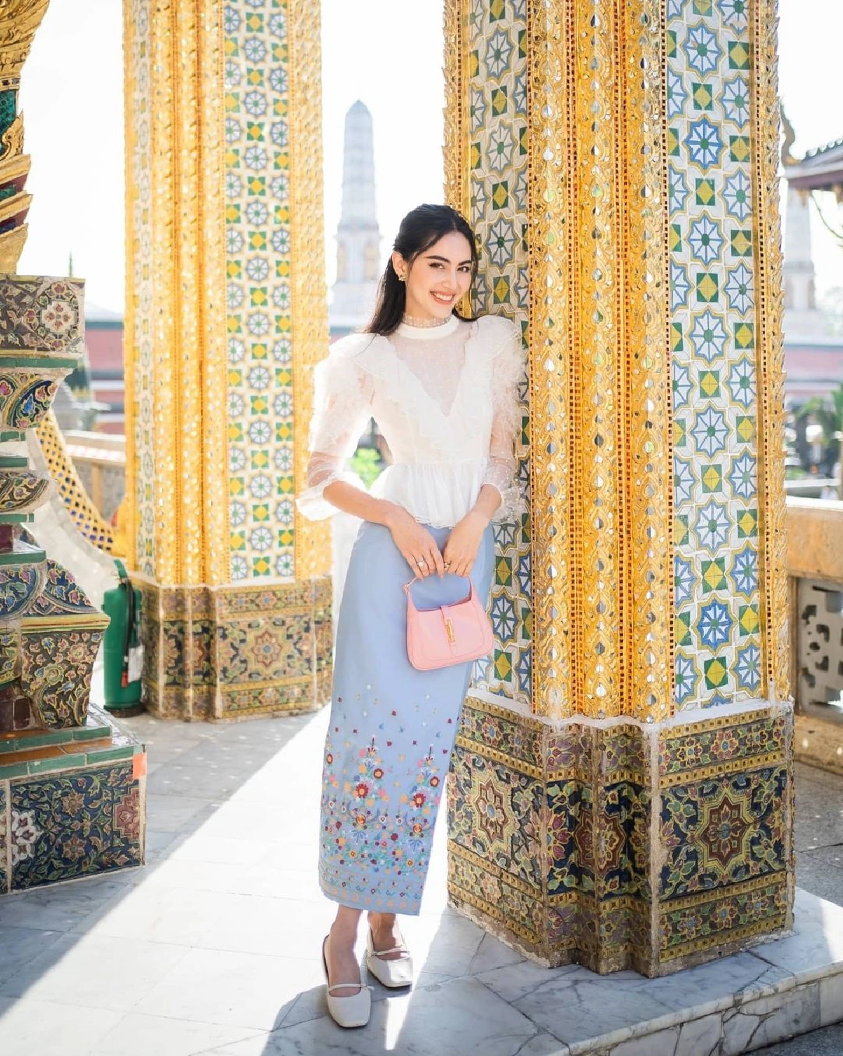 “ใหม่ ดาวิกา” ออร่ากระจายมาก สวมชุดไทยทำบุญศาลหลักเมือง 