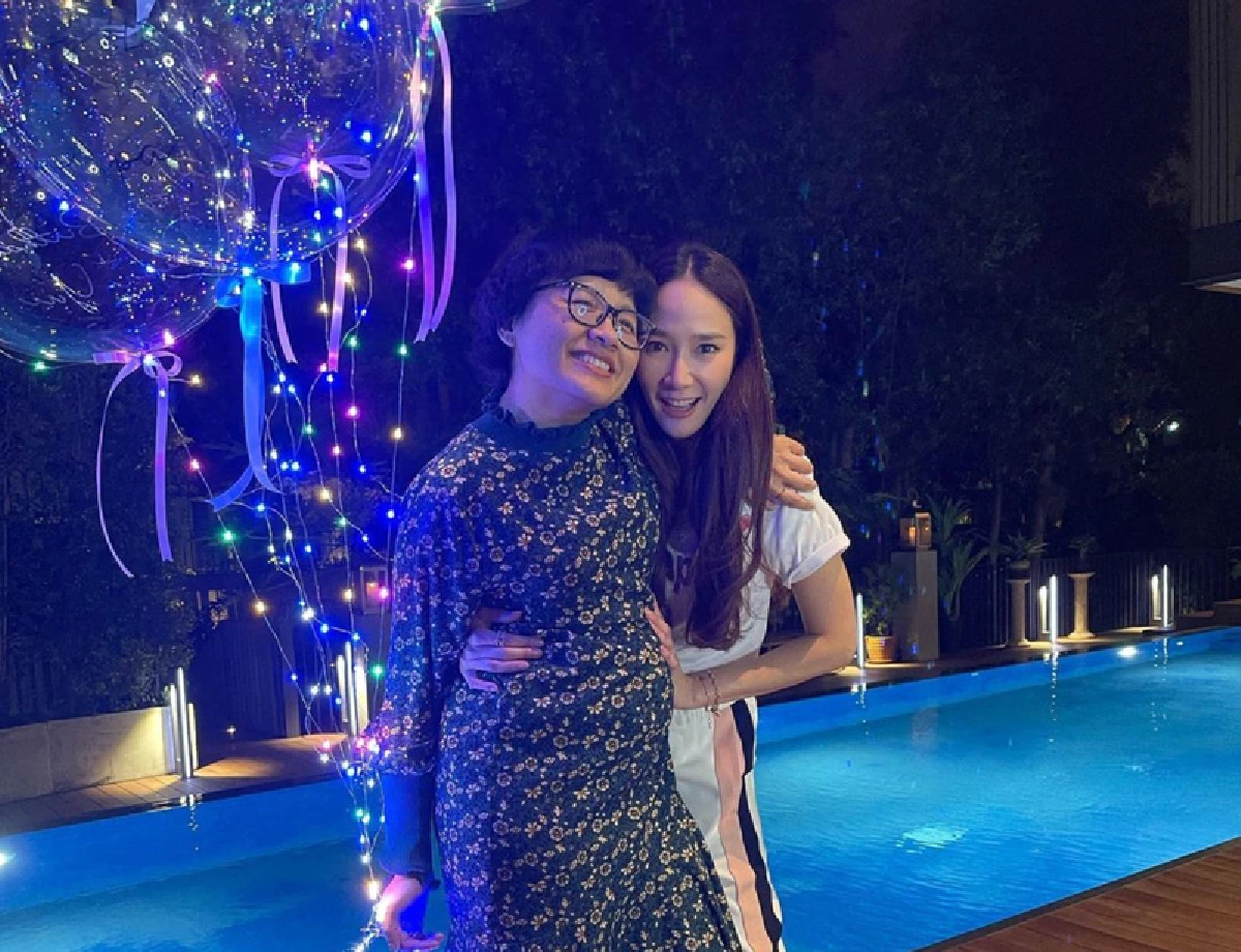 “อั้ม พัชราภา” เปย์หนักมาก! ยกเค้กสอดไส้แบงก์พัน เซอร์ไพรส์วันเกิดเพื่อนซี้ “ยุ้ย ปาป้า” 