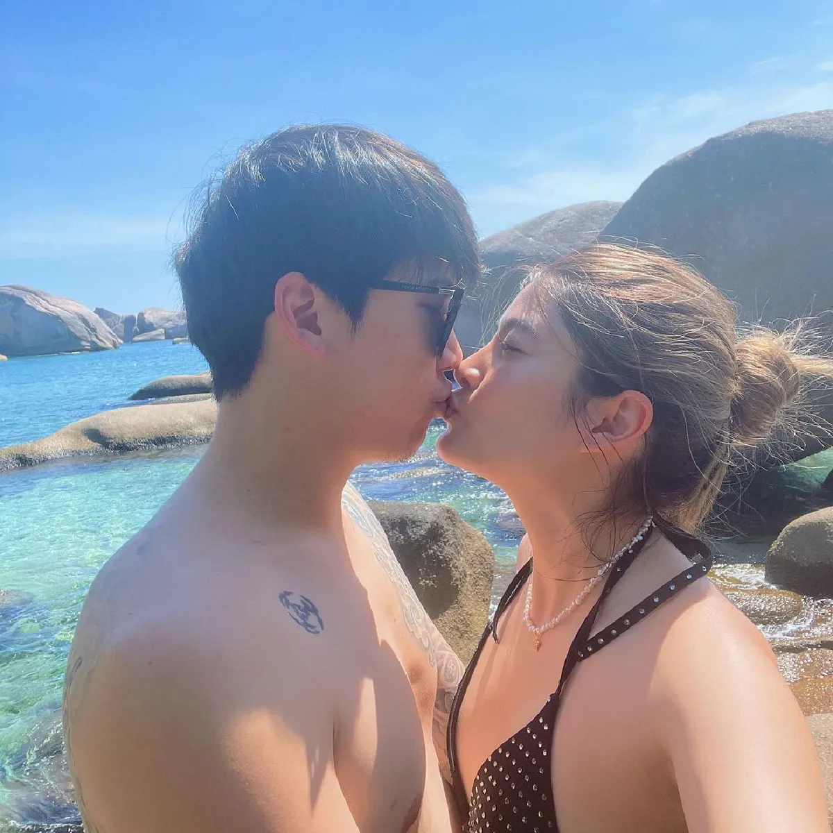 มาร์กี้ โชว์จุ๊บสามี ป๊อก ฉลองครบรอบแต่งงาน 3 ปีหวานฉ่ำริมทะเล