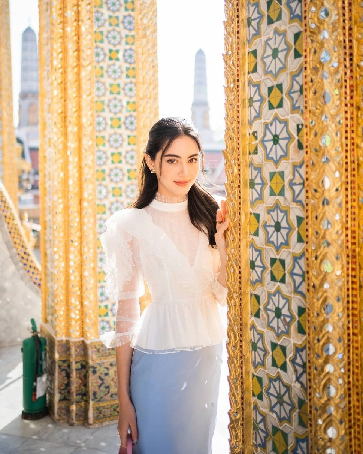 “ใหม่ ดาวิกา” ออร่ากระจายมาก สวมชุดไทยทำบุญศาลหลักเมือง 