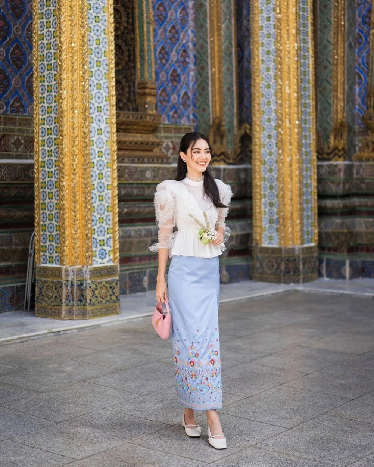 “ใหม่ ดาวิกา” ออร่ากระจายมาก สวมชุดไทยทำบุญศาลหลักเมือง 