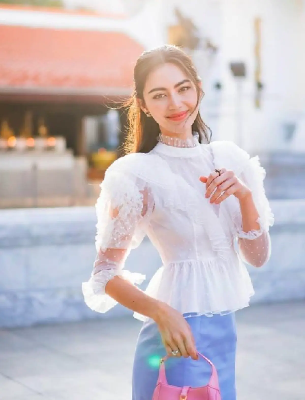 “ใหม่ ดาวิกา” ออร่ากระจายมาก สวมชุดไทยทำบุญศาลหลักเมือง 