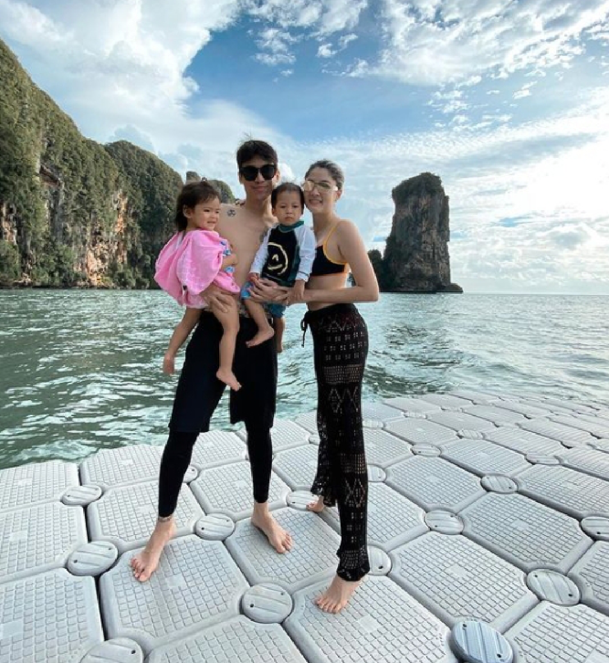 มาร์กี้ โชว์จุ๊บสามี ป๊อก ฉลองครบรอบแต่งงาน 3 ปีหวานฉ่ำริมทะเล