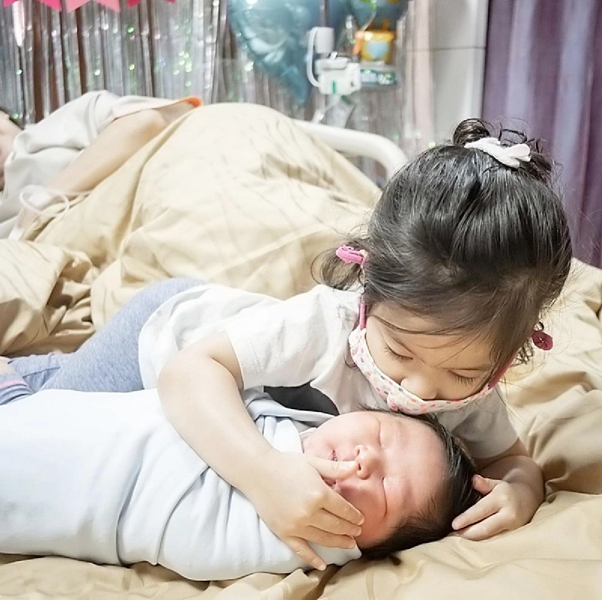 ปลื้มปีติ! กรมสมเด็จพระเทพฯ ทรงขลิบผมไฟให้ น้องเปรม ลูกชาย มิค-เบนซ์