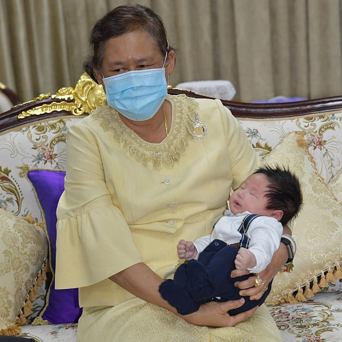 ปลื้มปีติ! กรมสมเด็จพระเทพฯ ทรงขลิบผมไฟให้ น้องเปรม ลูกชาย มิค-เบนซ์