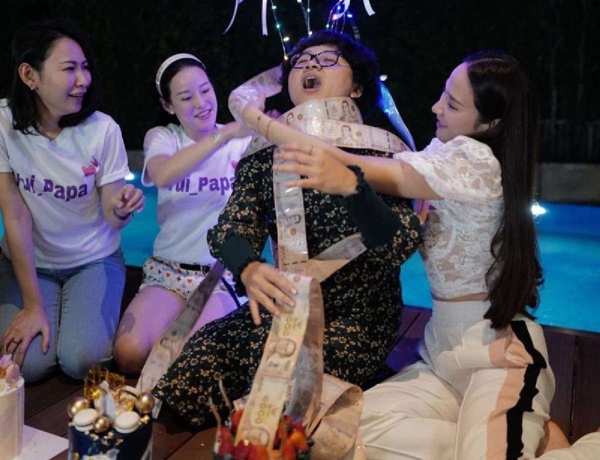 “อั้ม พัชราภา” เปย์หนักมาก! ยกเค้กสอดไส้แบงก์พัน เซอร์ไพรส์วันเกิดเพื่อนซี้ “ยุ้ย ปาป้า” 