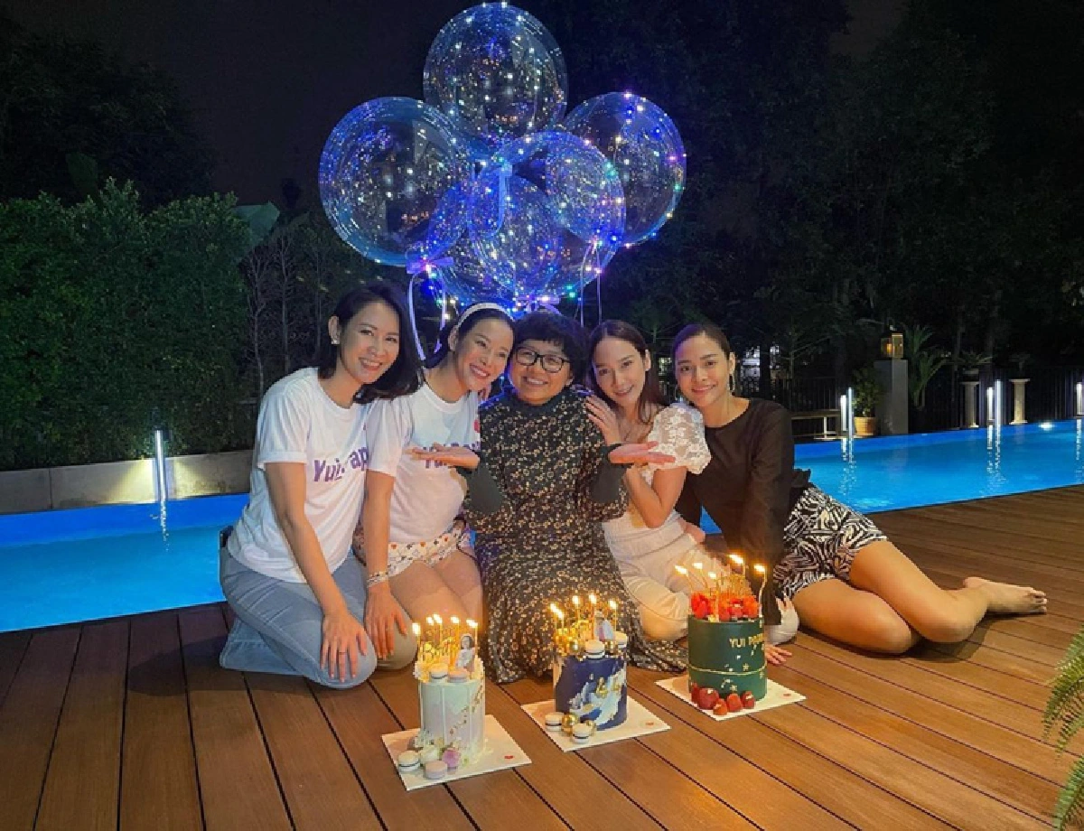 “อั้ม พัชราภา” เปย์หนักมาก! ยกเค้กสอดไส้แบงก์พัน เซอร์ไพรส์วันเกิดเพื่อนซี้ “ยุ้ย ปาป้า” 