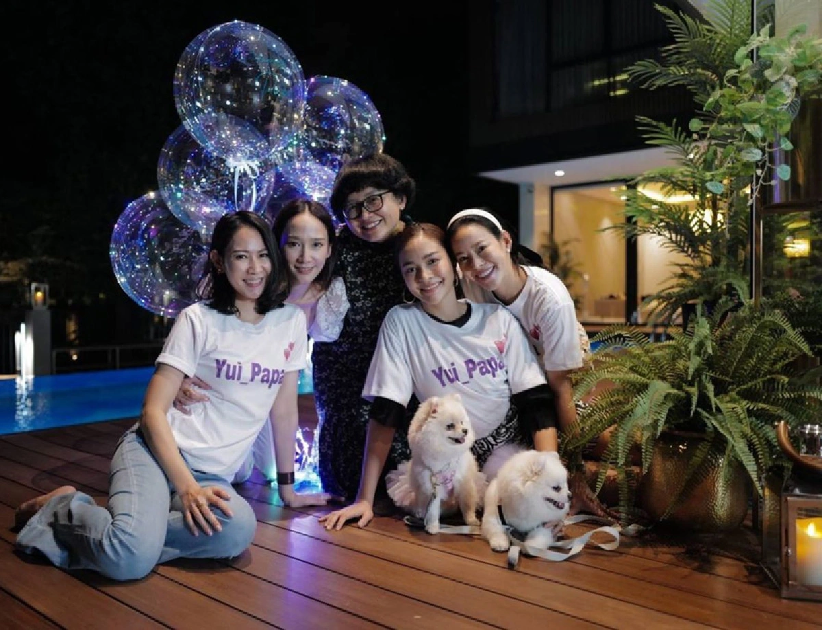 “อั้ม พัชราภา” เปย์หนักมาก! ยกเค้กสอดไส้แบงก์พัน เซอร์ไพรส์วันเกิดเพื่อนซี้ “ยุ้ย ปาป้า” 