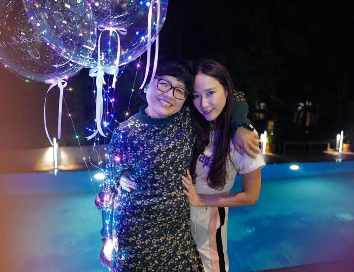 “อั้ม พัชราภา” เปย์หนักมาก! ยกเค้กสอดไส้แบงก์พัน เซอร์ไพรส์วันเกิดเพื่อนซี้ “ยุ้ย ปาป้า” 