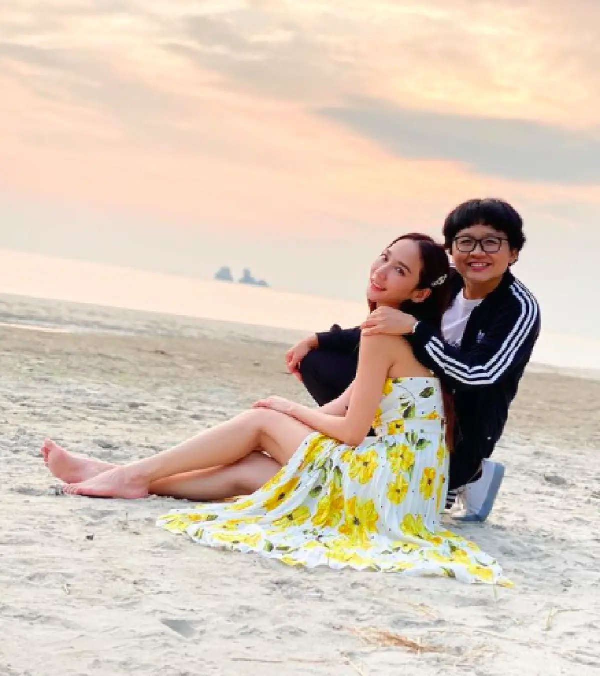 “อั้ม พัชราภา” เปย์หนักมาก! ยกเค้กสอดไส้แบงก์พัน เซอร์ไพรส์วันเกิดเพื่อนซี้ “ยุ้ย ปาป้า” 