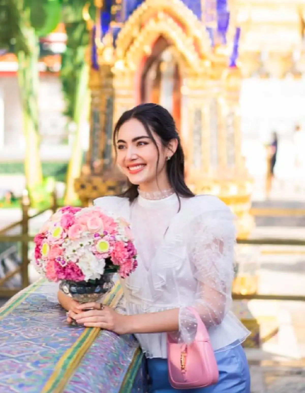 “ใหม่ ดาวิกา” ออร่ากระจายมาก สวมชุดไทยทำบุญศาลหลักเมือง 