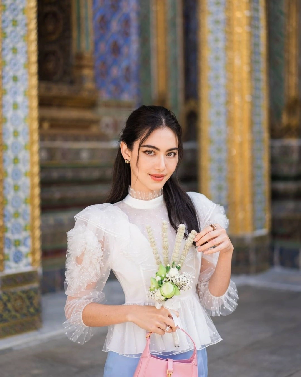 “ใหม่ ดาวิกา” ออร่ากระจายมาก สวมชุดไทยทำบุญศาลหลักเมือง 