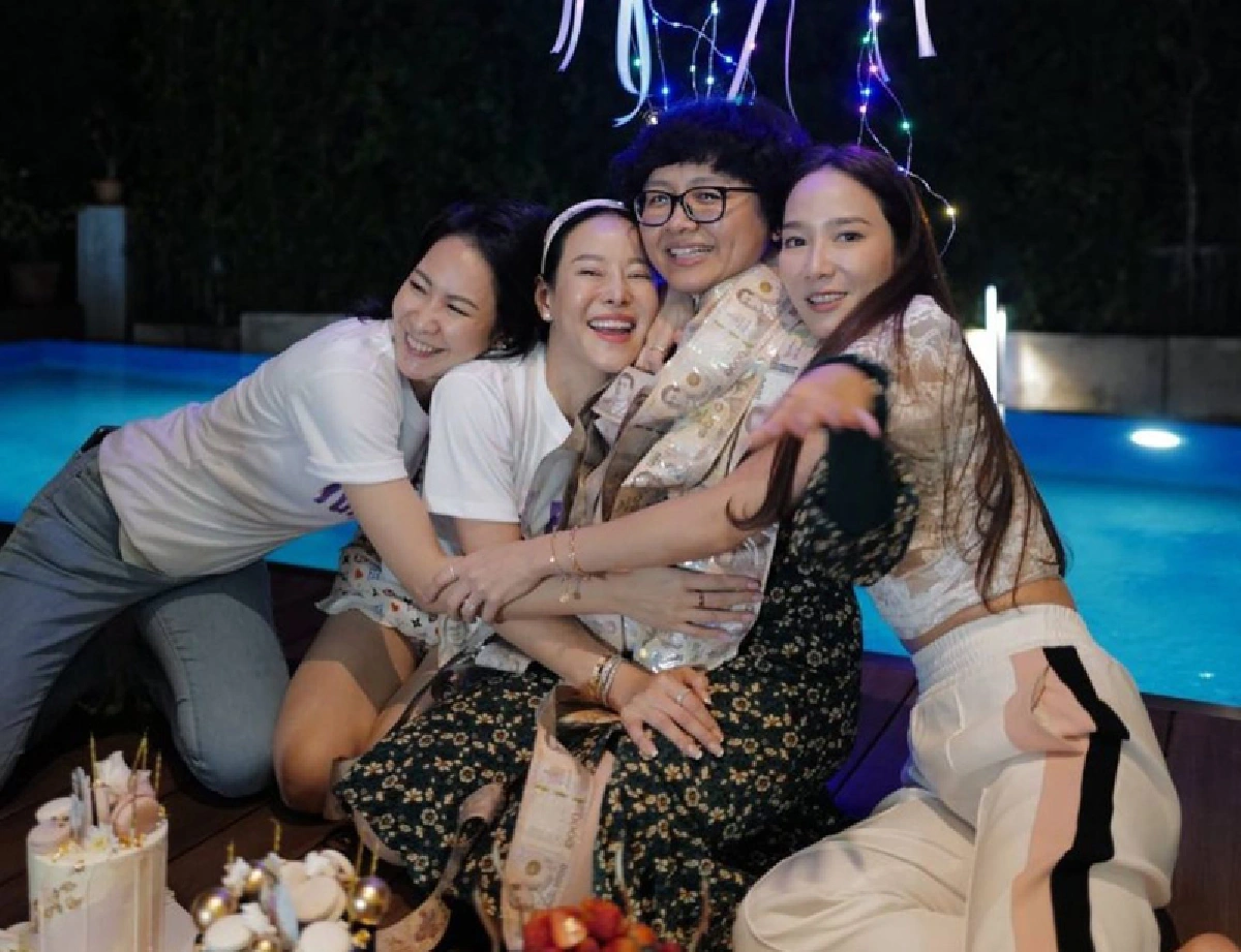 “อั้ม พัชราภา” เปย์หนักมาก! ยกเค้กสอดไส้แบงก์พัน เซอร์ไพรส์วันเกิดเพื่อนซี้ “ยุ้ย ปาป้า” 