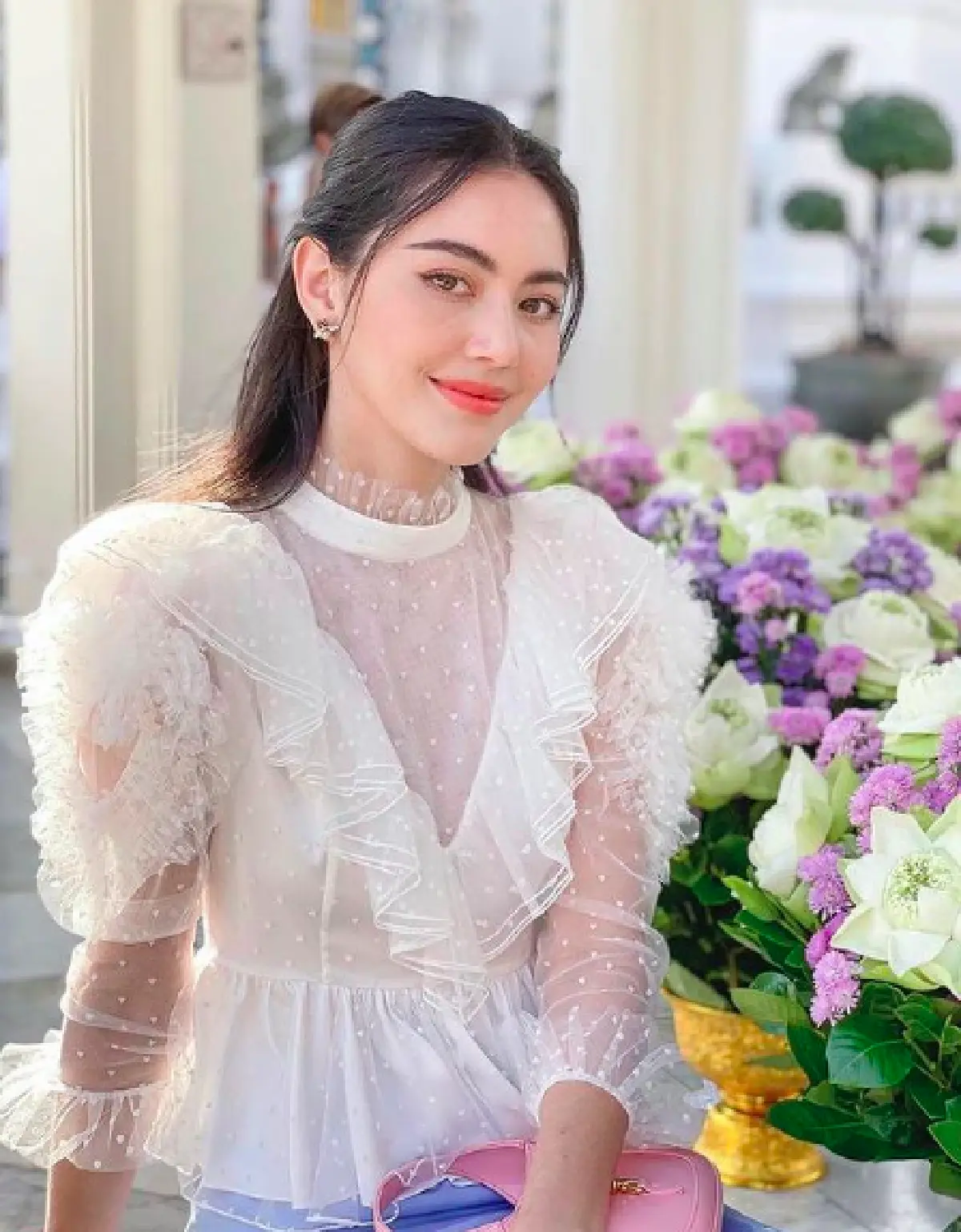 “ใหม่ ดาวิกา” ออร่ากระจายมาก สวมชุดไทยทำบุญศาลหลักเมือง 