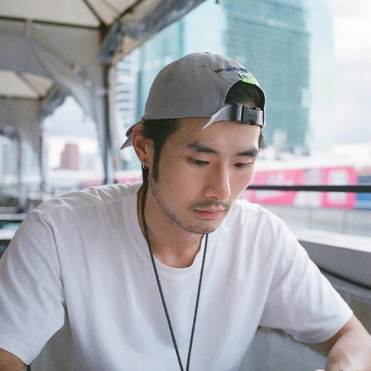 แซ่บซ่อนรูป! ภัทร โชว์หุ่นล่ำซิกแพคแน่น สลัดความเขินเดินแบบสุดเท่