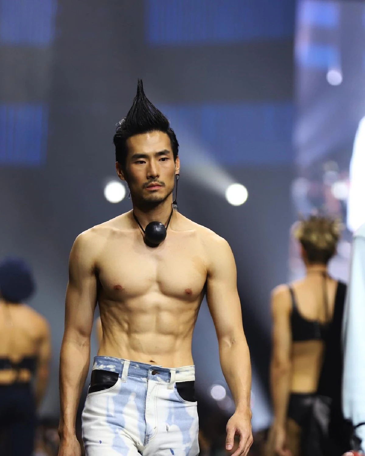 แซ่บซ่อนรูป! ภัทร โชว์หุ่นล่ำซิกแพคแน่น สลัดความเขินเดินแบบสุดเท่