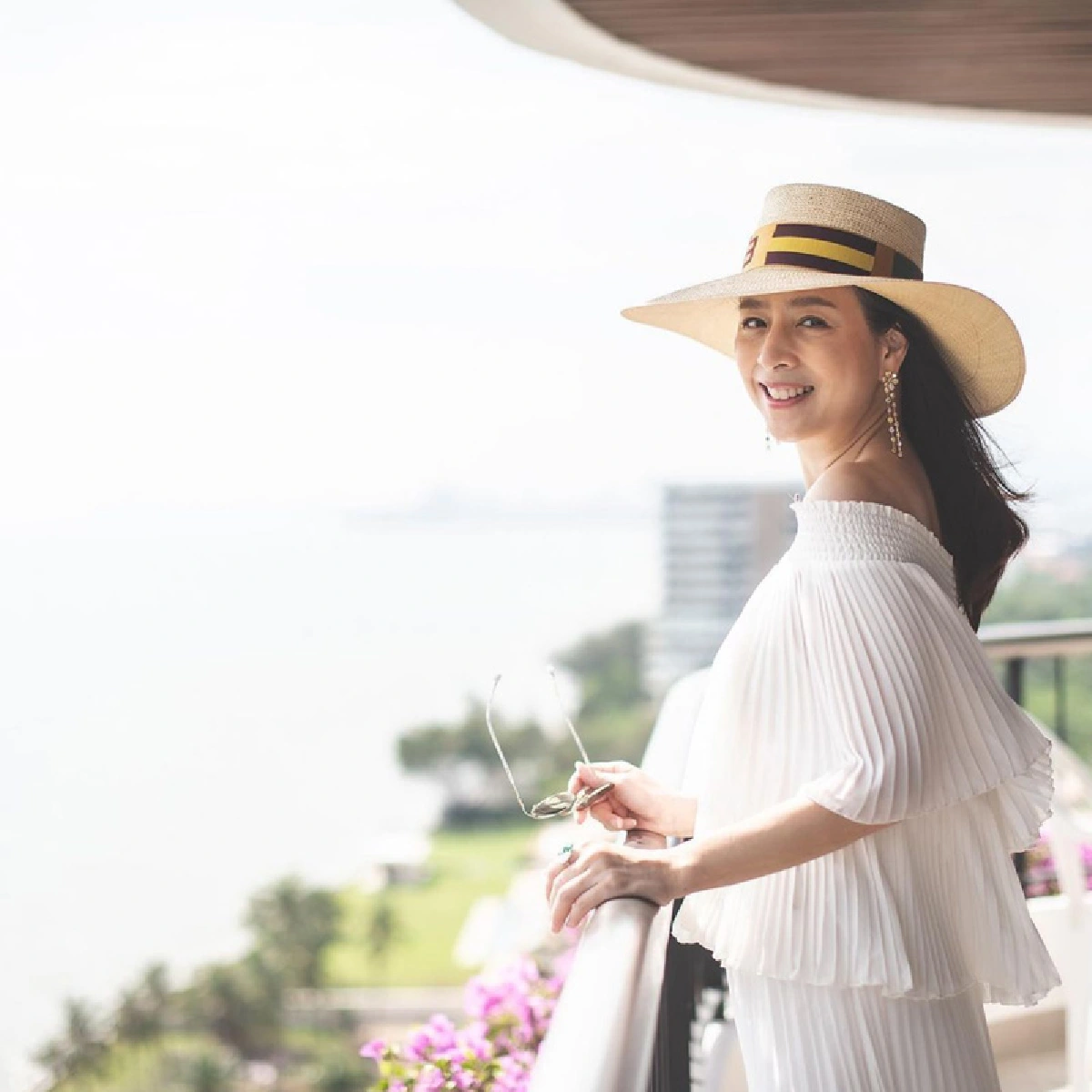 แอฟ ทักษอร บุกเซอร์ไพรส์ มาดามแป้ง ยามดึก ตะลึงหน้าสดสวยใสในวัย 54 ปี 