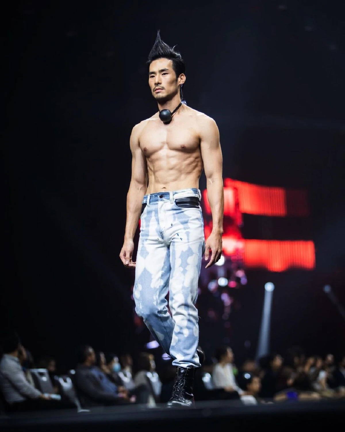 แซ่บซ่อนรูป! ภัทร โชว์หุ่นล่ำซิกแพคแน่น สลัดความเขินเดินแบบสุดเท่