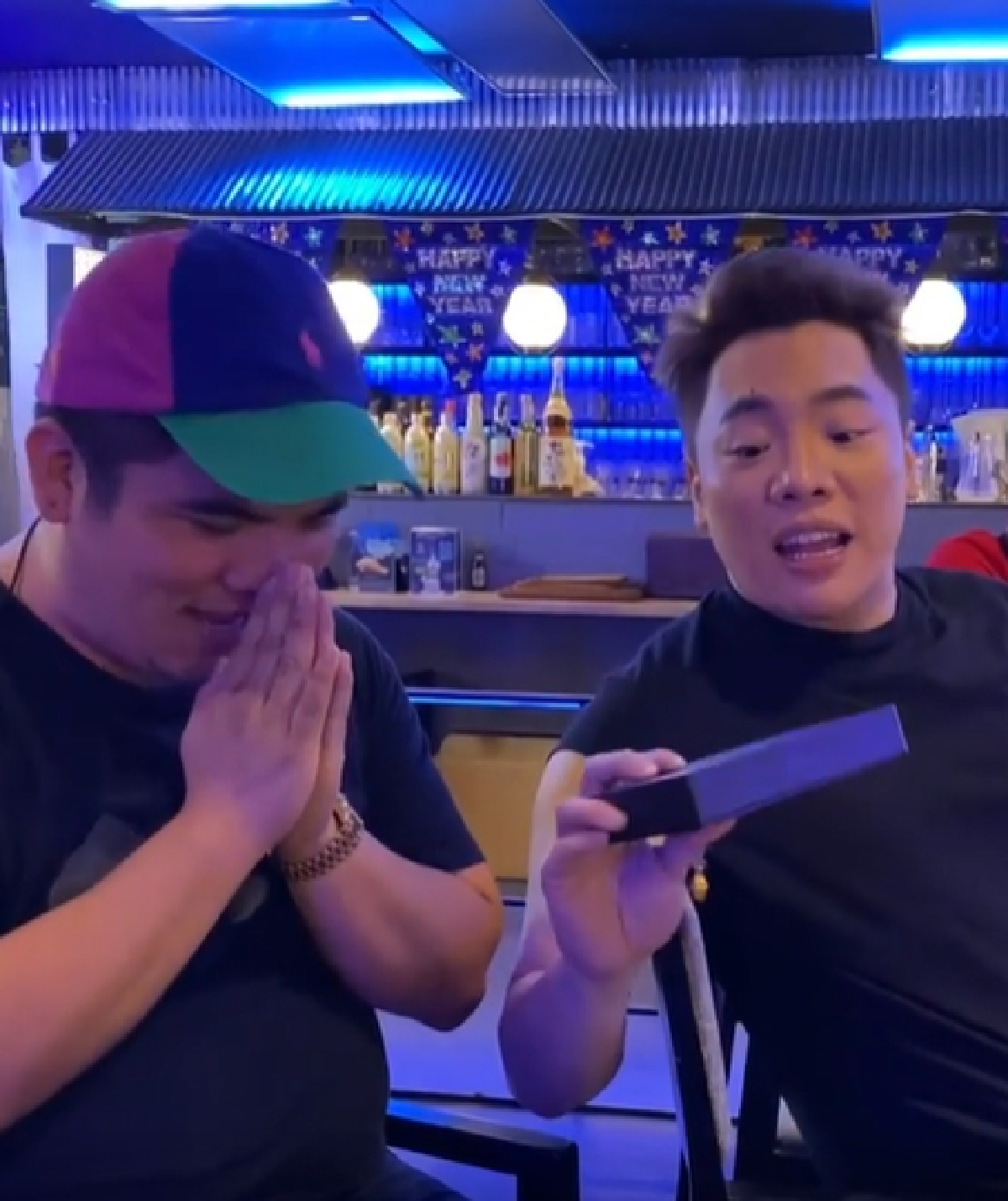 แคปชั่นอย่างพีค! แจ๊ค แฟนฉัน เผยคลิปซึ้งน้ำใจ มดดำ ให้ของขวัญเป็น iPhone12 