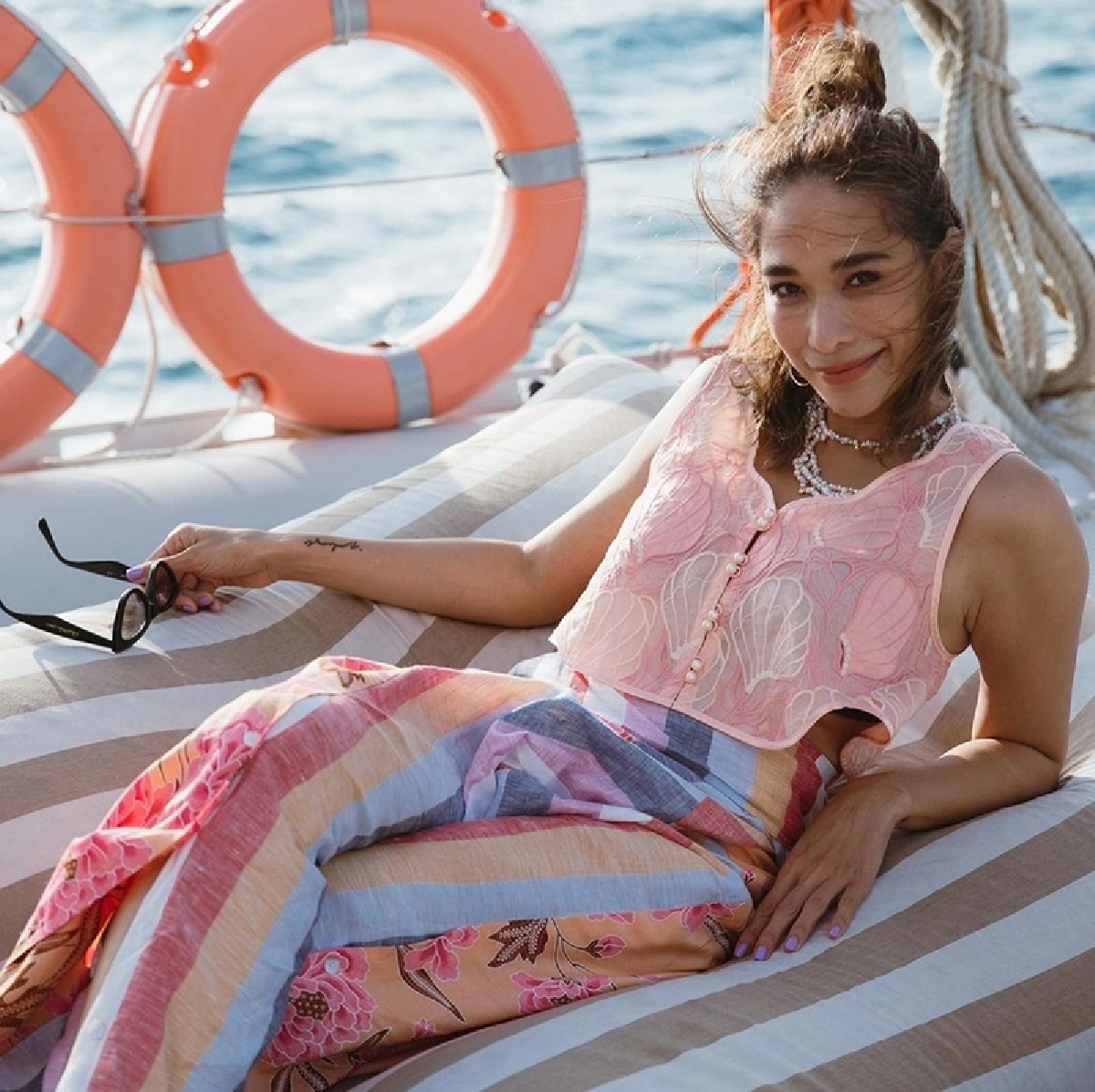 พลอย เฌอมาลย์ แอ่นก้นท้าแดด อวดหุ่นเซ็กซี่ทำใจละลาย