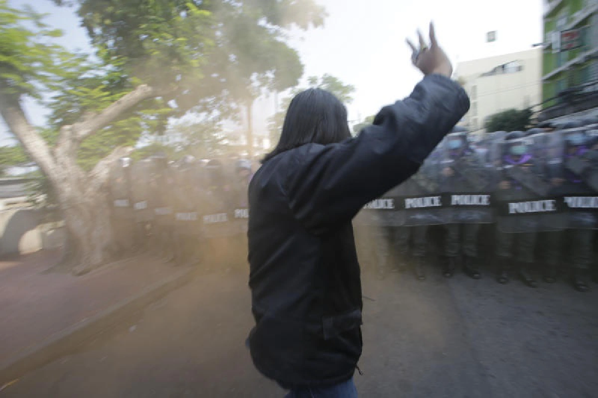 ทีมวีโว่บุกรื้อลวดหนามกั้นม็อบปะทะคารมตำรวจ