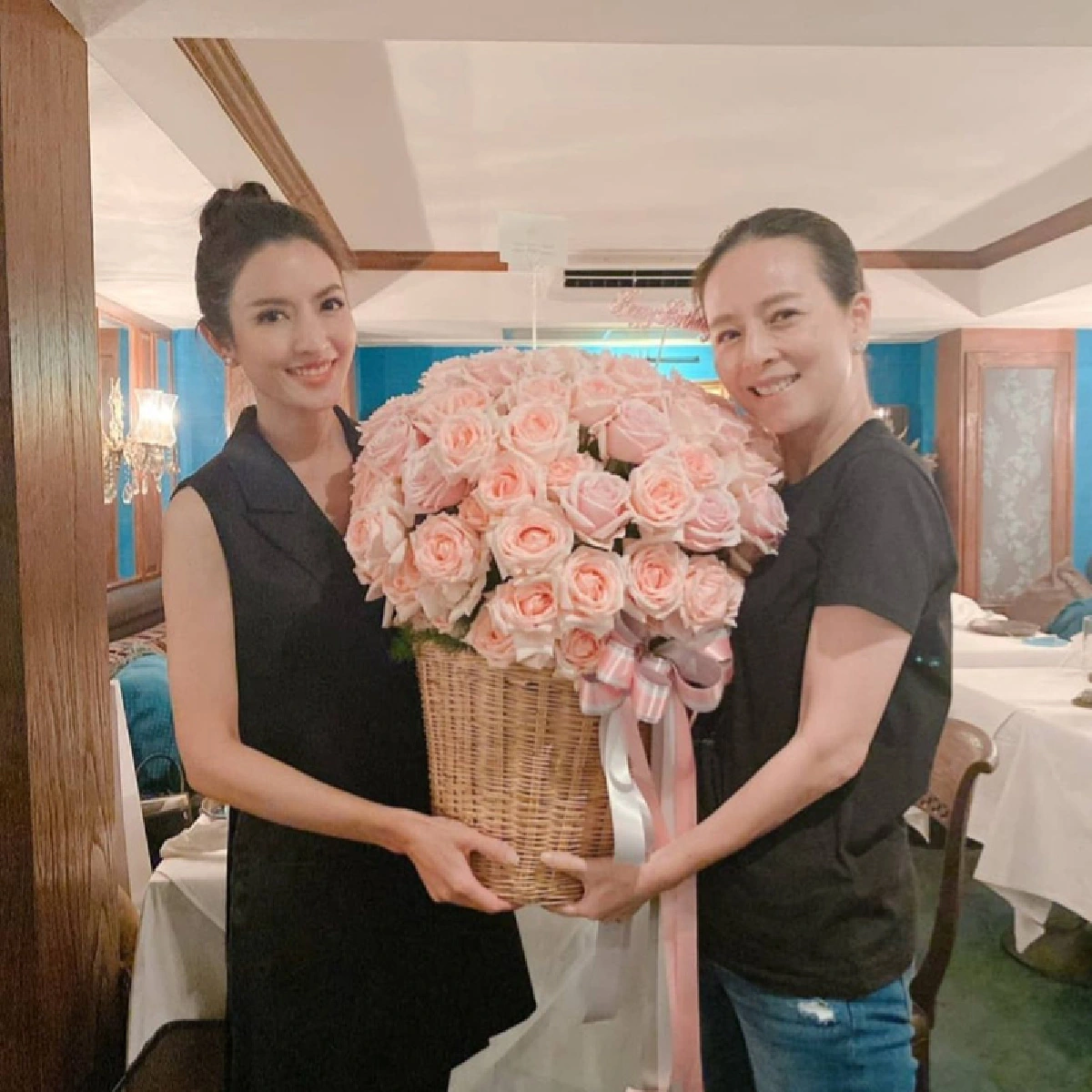 แอฟ ทักษอร บุกเซอร์ไพรส์ มาดามแป้ง ยามดึก ตะลึงหน้าสดสวยใสในวัย 54 ปี 