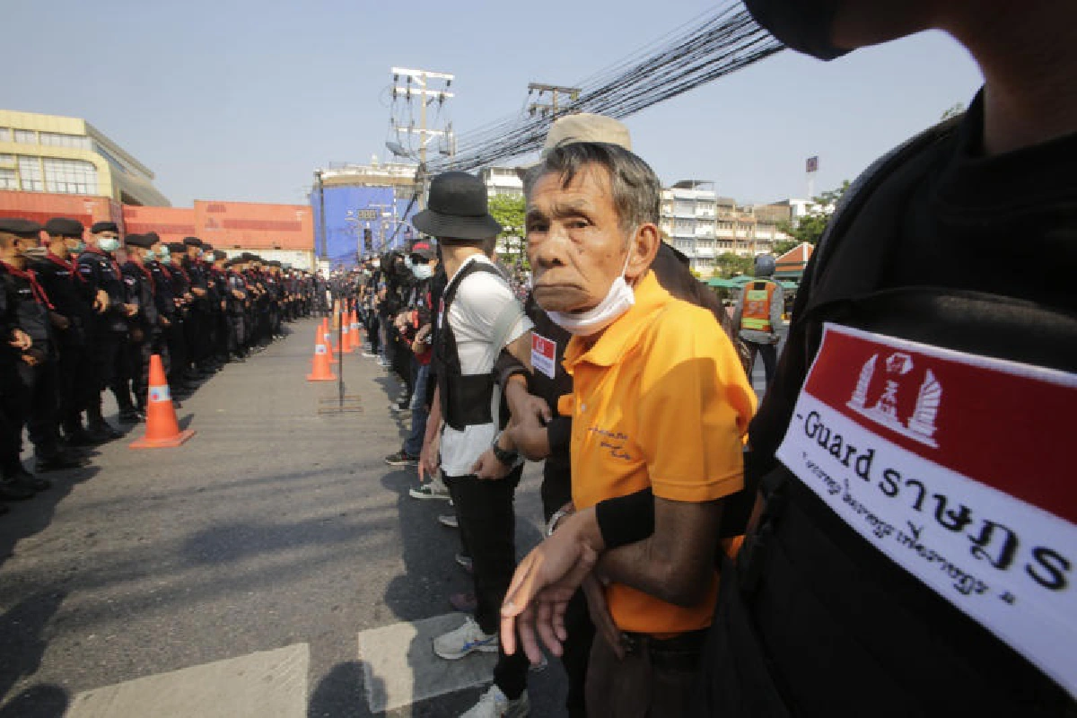 ทีมวีโว่บุกรื้อลวดหนามกั้นม็อบปะทะคารมตำรวจ