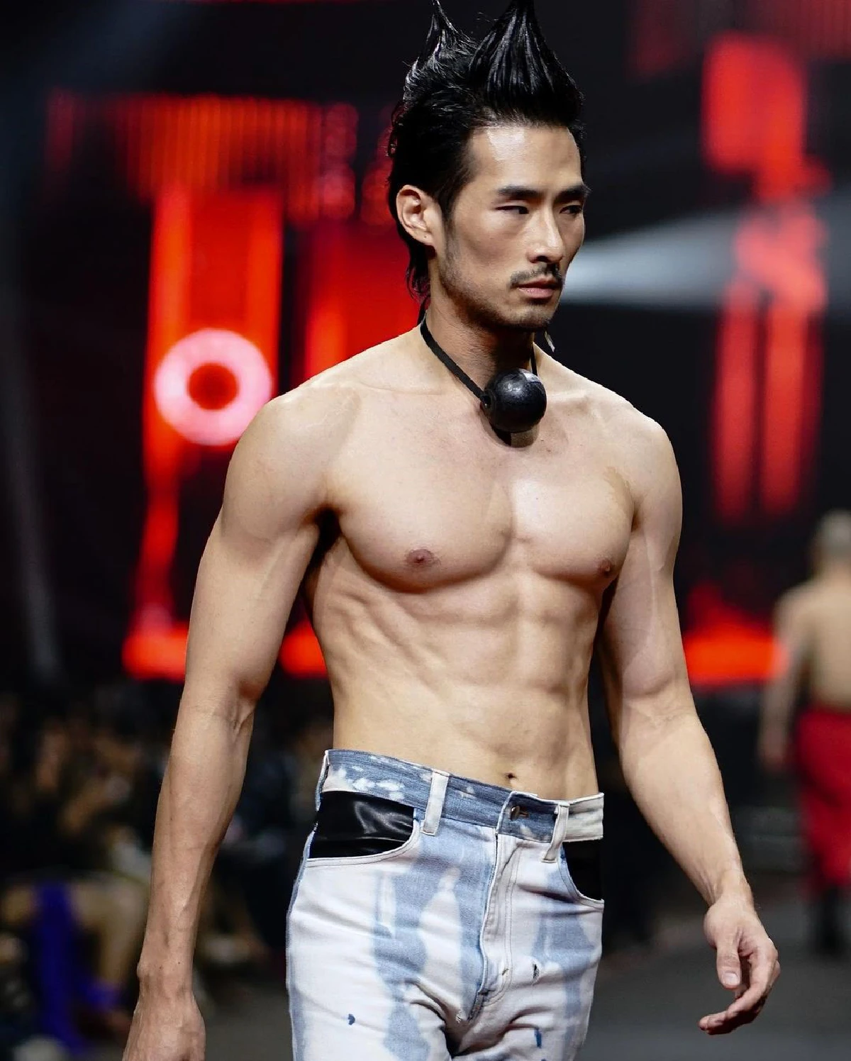 แซ่บซ่อนรูป! ภัทร โชว์หุ่นล่ำซิกแพคแน่น สลัดความเขินเดินแบบสุดเท่