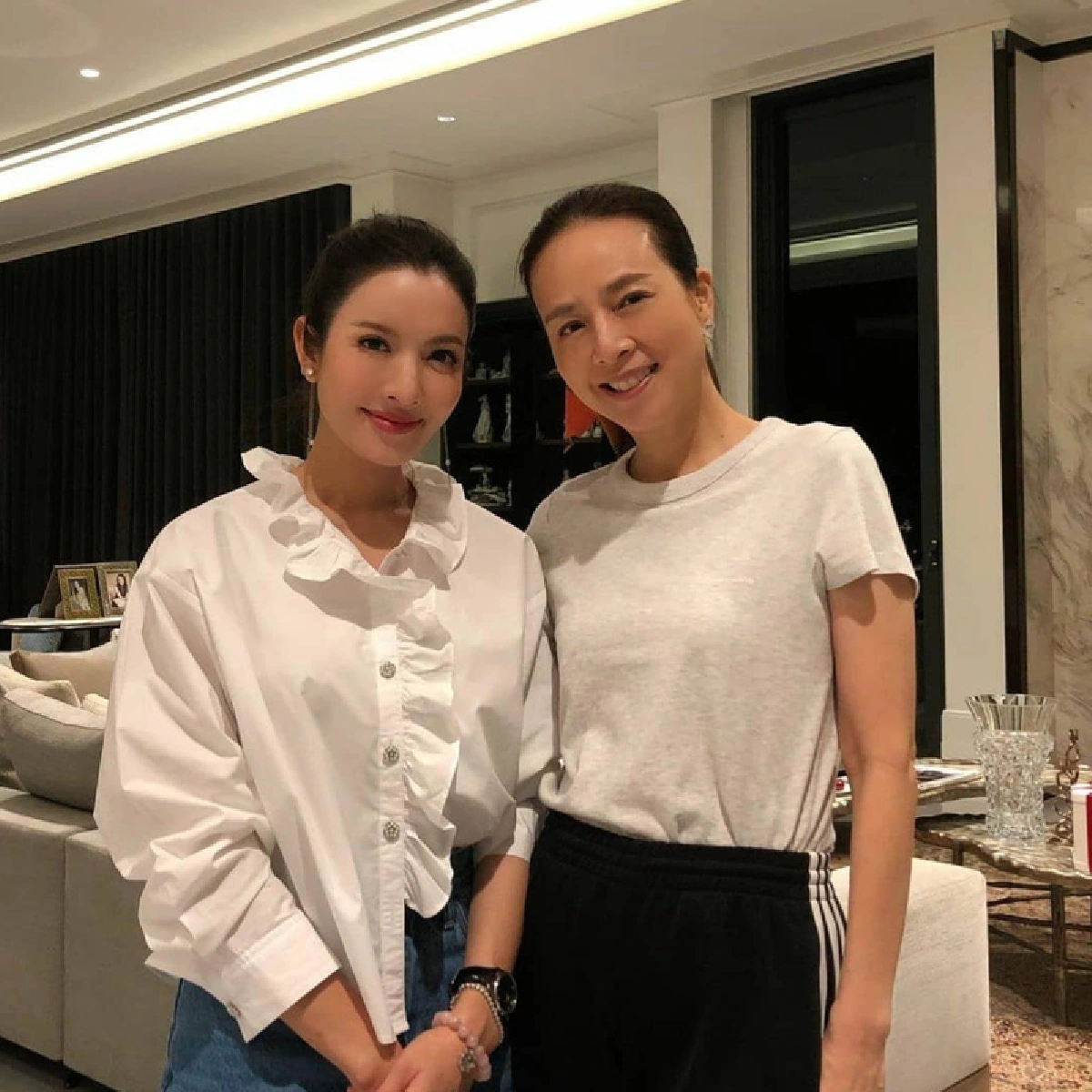 แอฟ ทักษอร บุกเซอร์ไพรส์ มาดามแป้ง ยามดึก ตะลึงหน้าสดสวยใสในวัย 54 ปี 