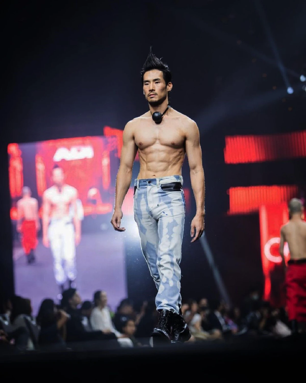 แซ่บซ่อนรูป! ภัทร โชว์หุ่นล่ำซิกแพคแน่น สลัดความเขินเดินแบบสุดเท่