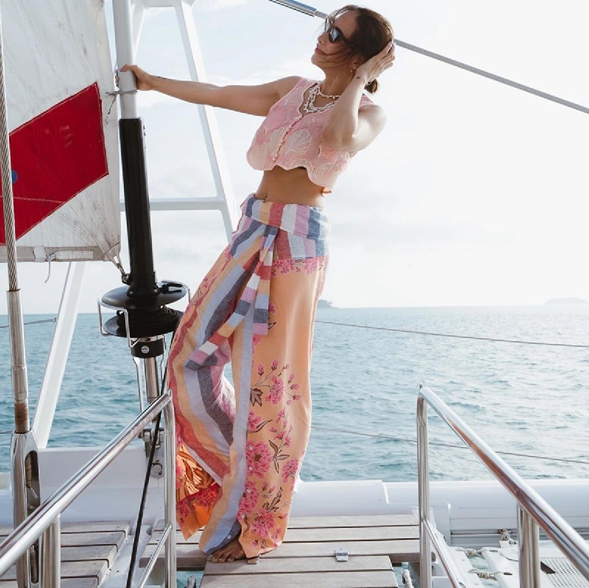 พลอย เฌอมาลย์ แอ่นก้นท้าแดด อวดหุ่นเซ็กซี่ทำใจละลาย