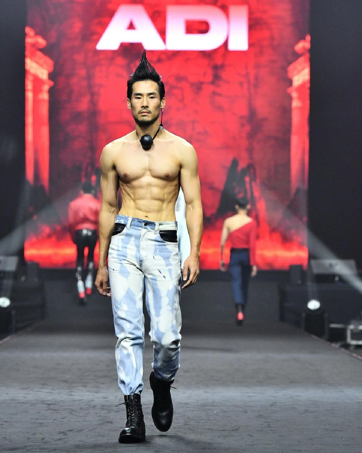 แซ่บซ่อนรูป! ภัทร โชว์หุ่นล่ำซิกแพคแน่น สลัดความเขินเดินแบบสุดเท่