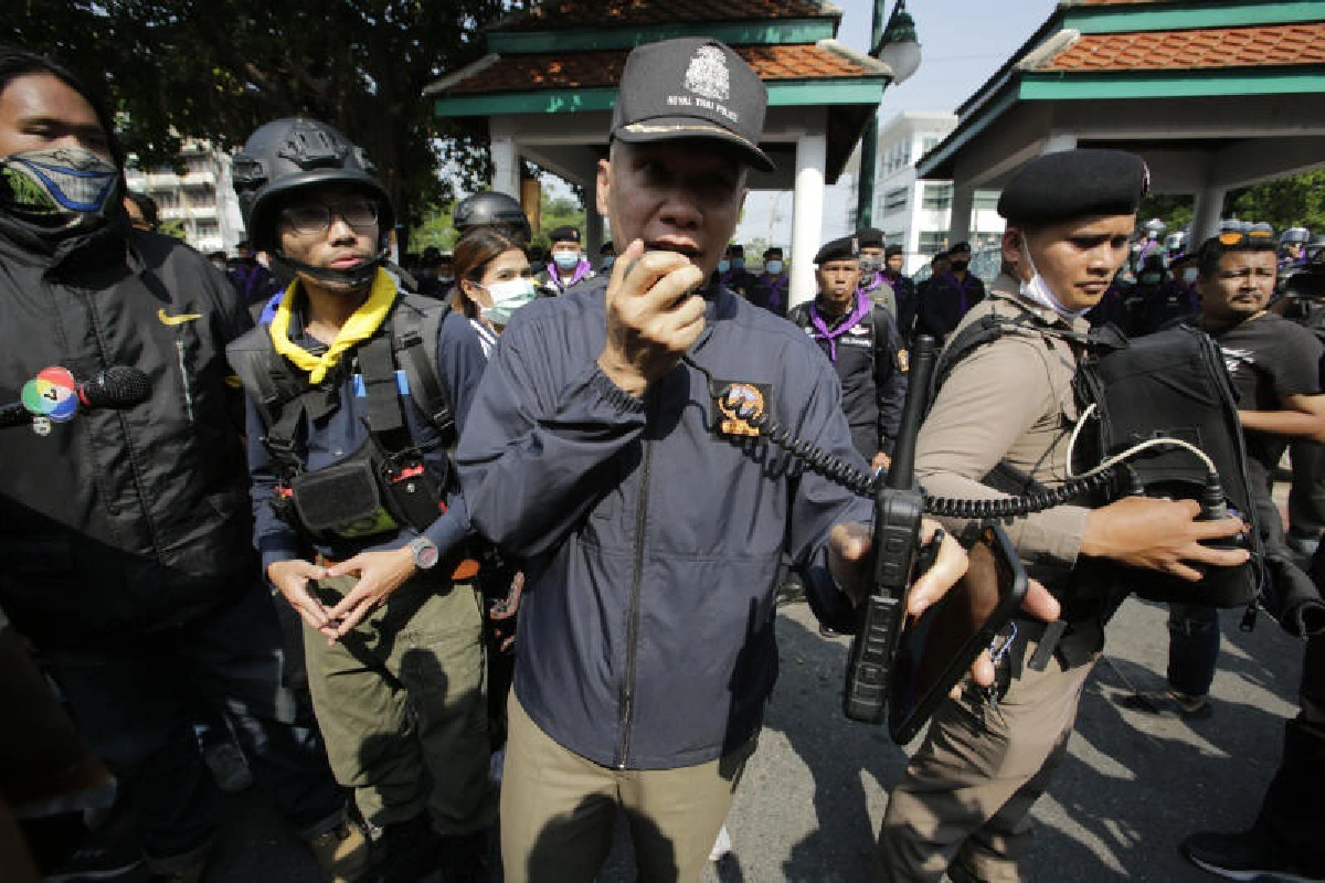 ทีมวีโว่บุกรื้อลวดหนามกั้นม็อบปะทะคารมตำรวจ