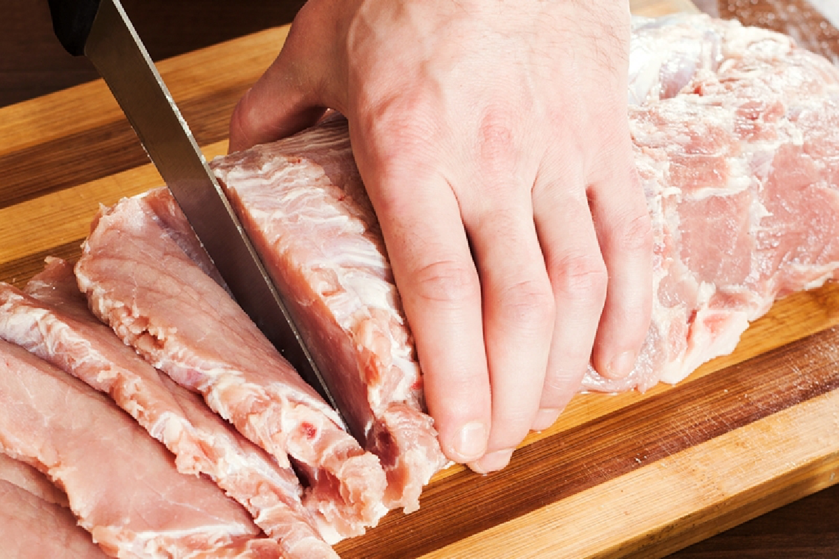 แนะผู้บริโภคเลือกซื้อเนื้อหมูสะอาด ปลอดสารเร่งเนื้อแดง 