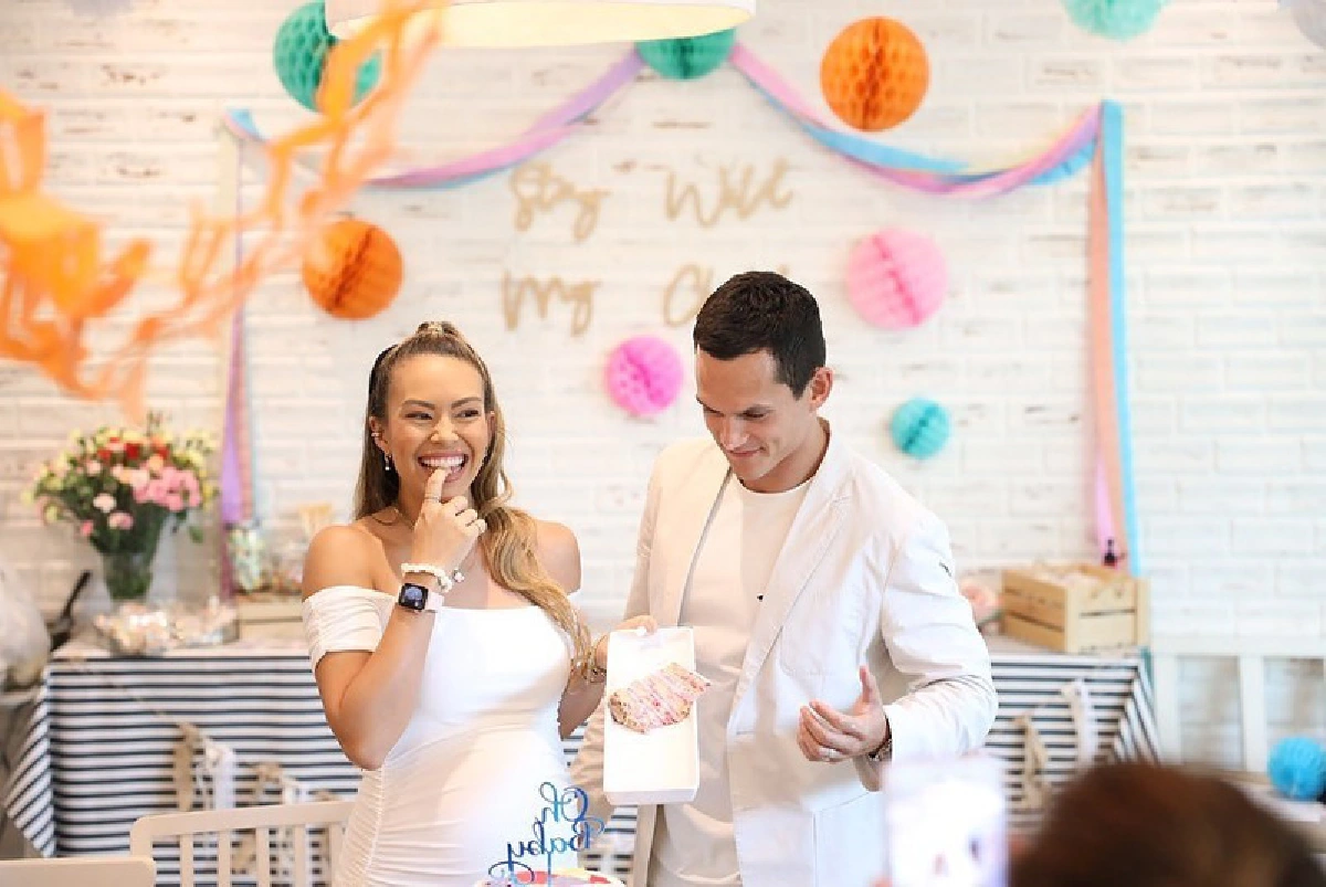 เทย่า-มิก้า จัดเบบี้ชาวเวอร์สุดอบอุ่น พร้อมเฉลยเพศลูกคนแรก