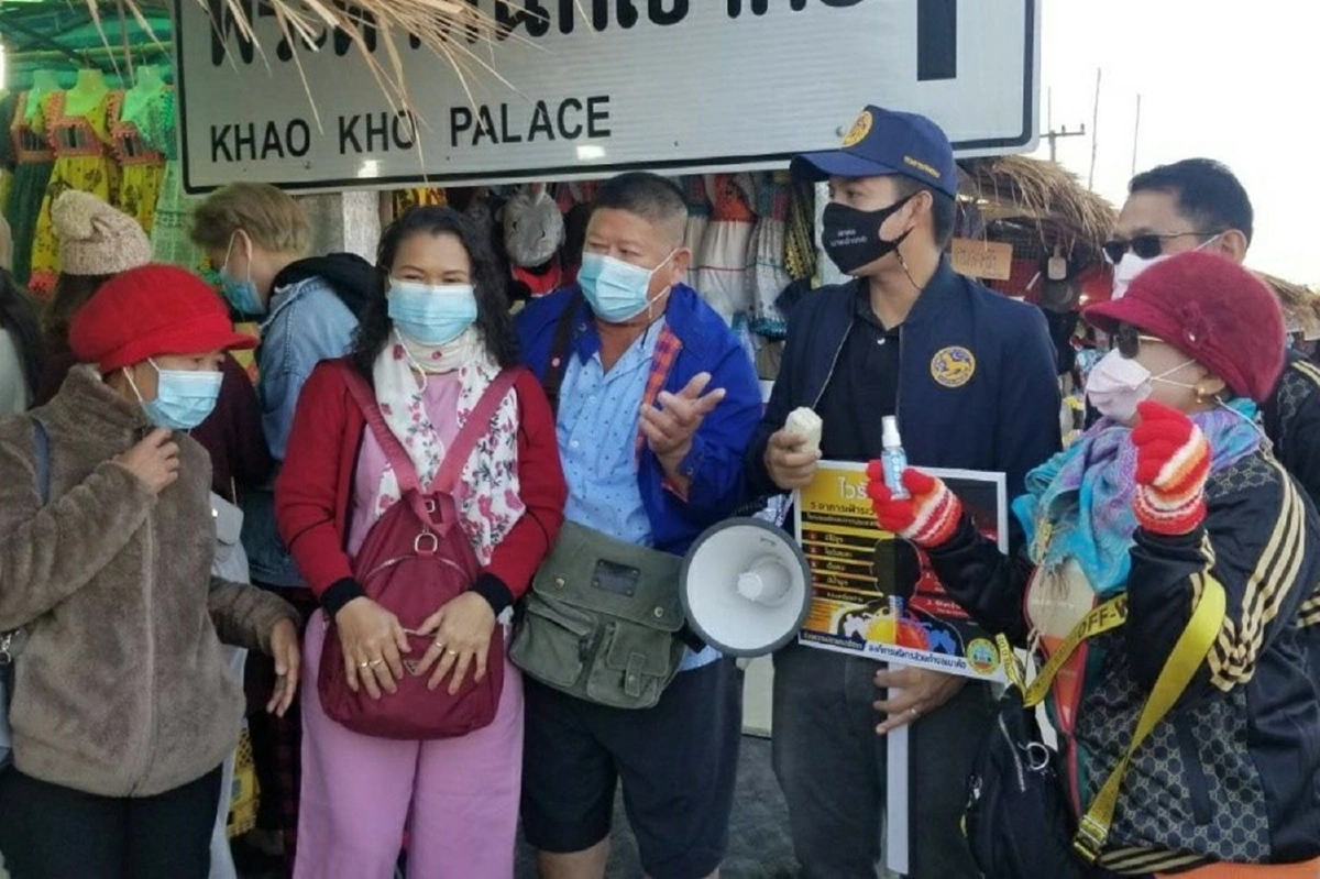 สกัดโควิดเข้ม! นอภ.เขาค้อรณรงค์ย้ำนักท่องเที่ยวการ์ดไม่ตก