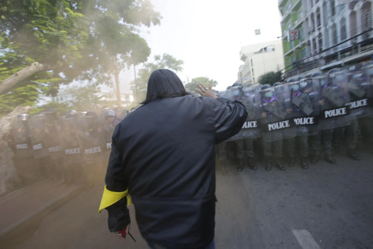 ทีมวีโว่บุกรื้อลวดหนามกั้นม็อบปะทะคารมตำรวจ