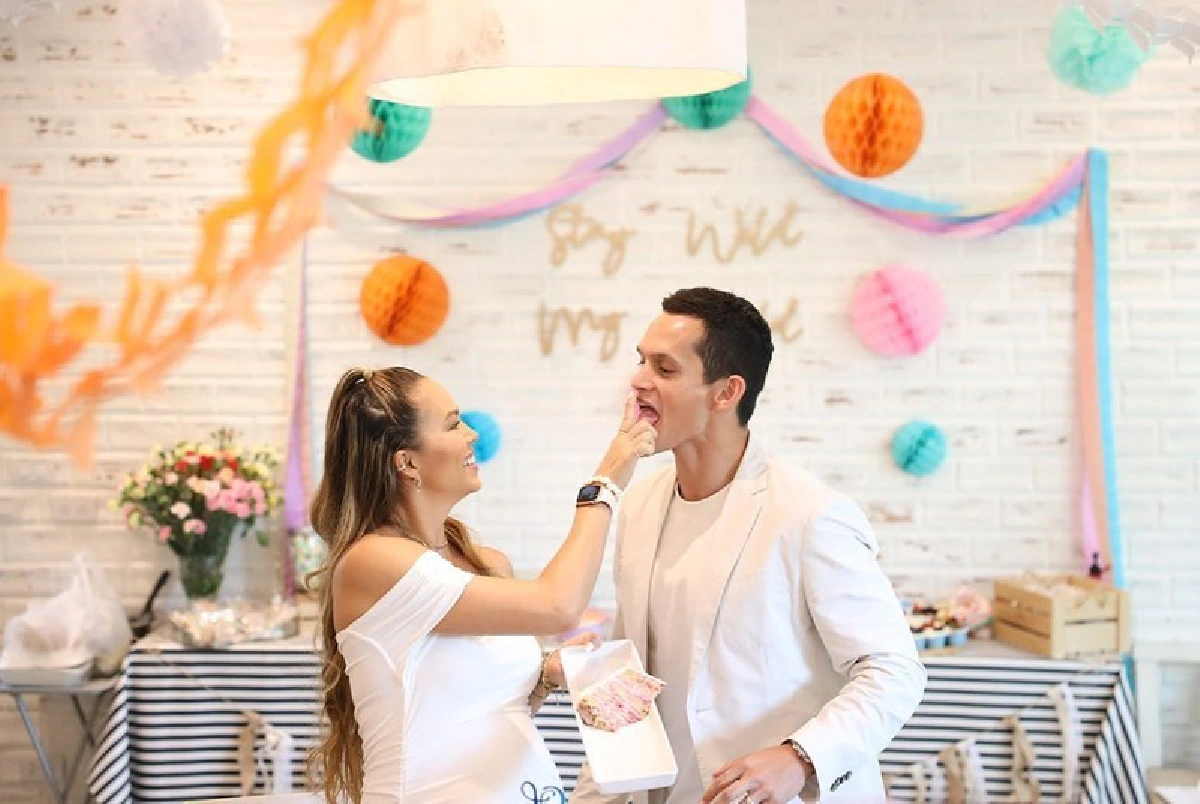 เทย่า-มิก้า จัดเบบี้ชาวเวอร์สุดอบอุ่น พร้อมเฉลยเพศลูกคนแรก