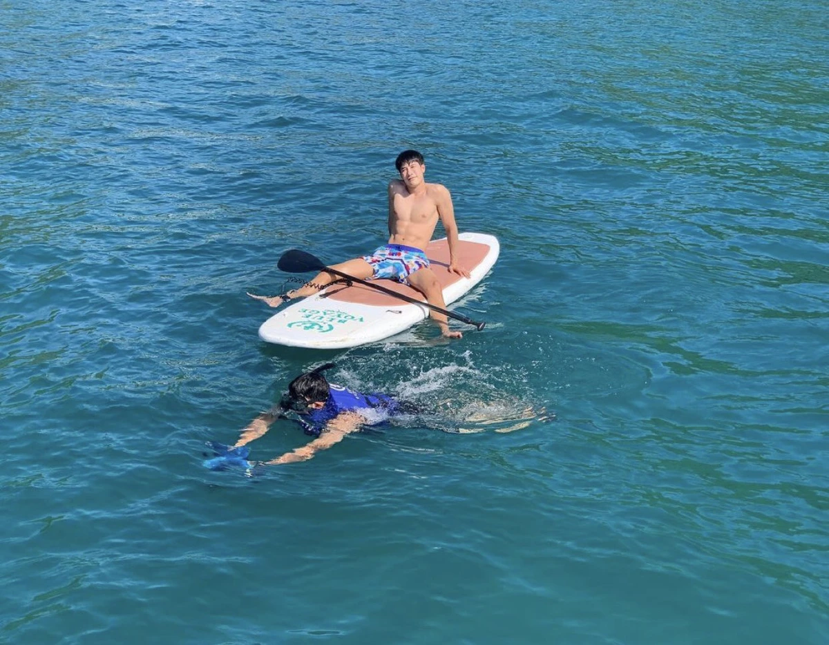 ซูมความแซ่บ! เคน ภูภูมิ อวดซิกแพคแน่นมาก..ยืนพายบอร์ดกลางทะเล 