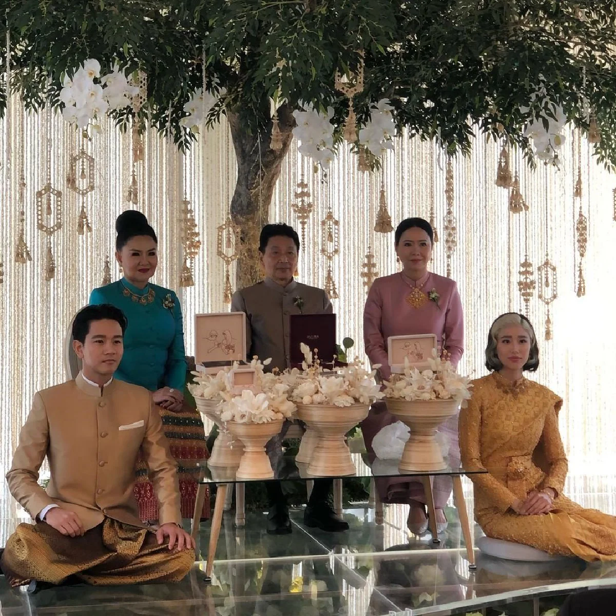 โทนี่-แก้ว แต่งชุดไทยสวยสง่า เข้าสู่ประตูวิวาห์สุดอบอุ่น