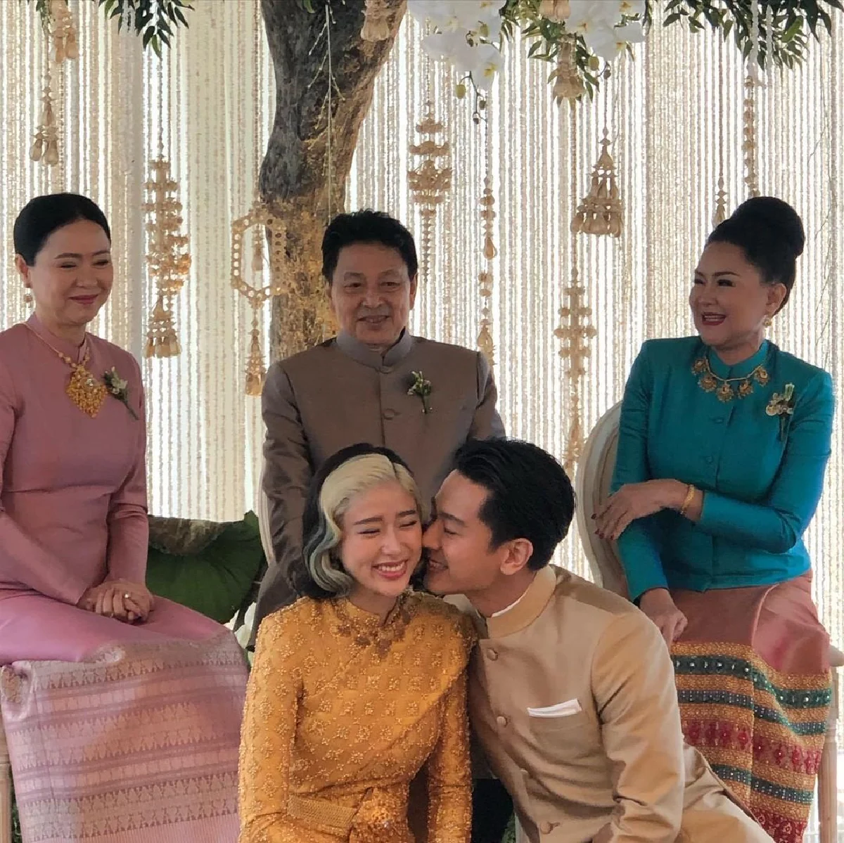 โทนี่-แก้ว แต่งชุดไทยสวยสง่า เข้าสู่ประตูวิวาห์สุดอบอุ่น