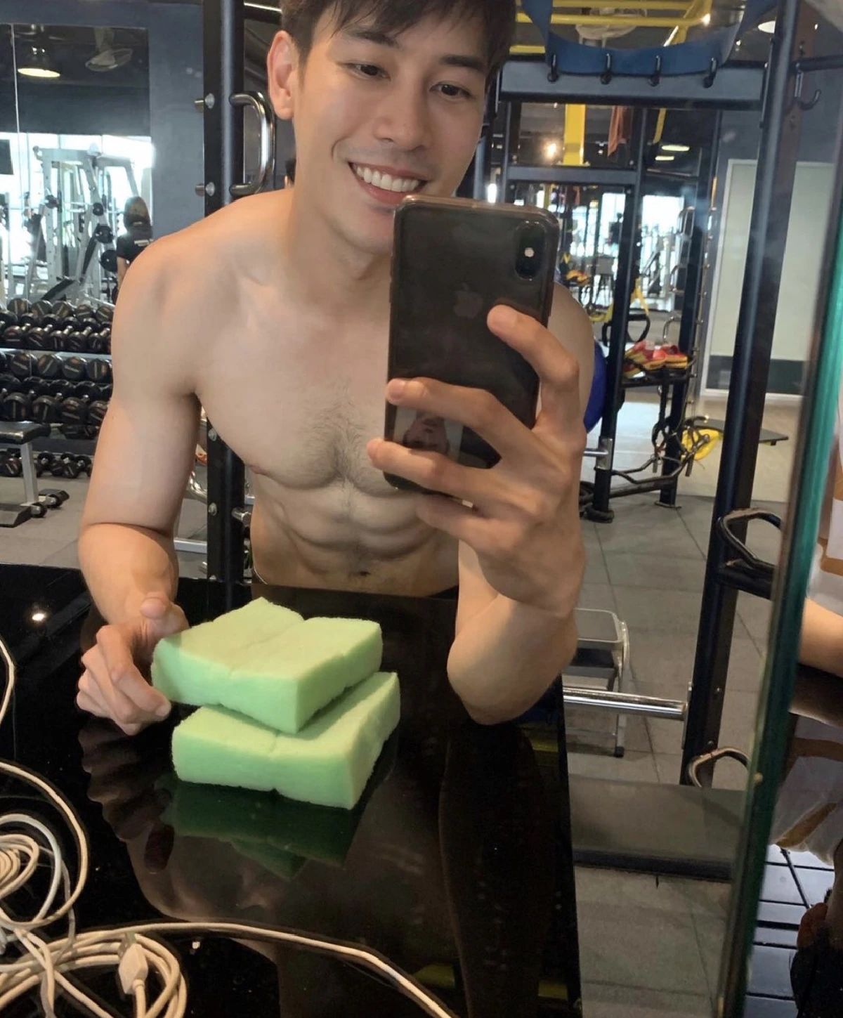 ซูมความแซ่บ! เคน ภูภูมิ อวดซิกแพคแน่นมาก..ยืนพายบอร์ดกลางทะเล 