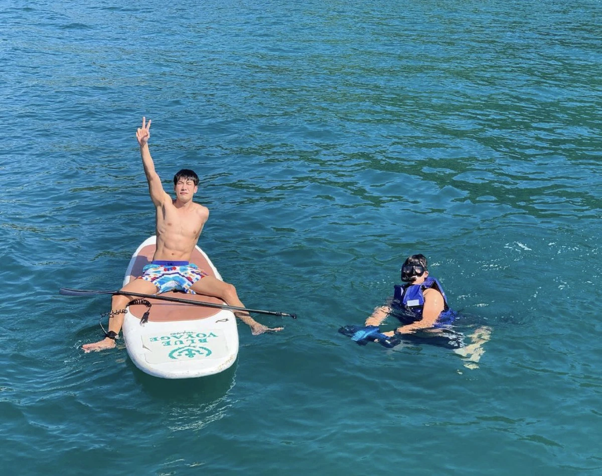 ซูมความแซ่บ! เคน ภูภูมิ อวดซิกแพคแน่นมาก..ยืนพายบอร์ดกลางทะเล 