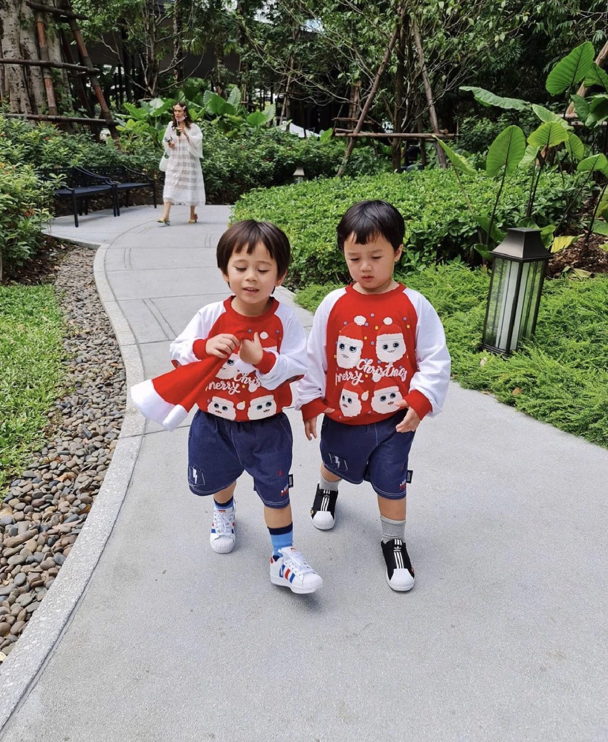 สายฟ้า-พายุ กับชุดน่ารักหลากสไตล์ ต้อนรับเทศกาลคริสมาสต์