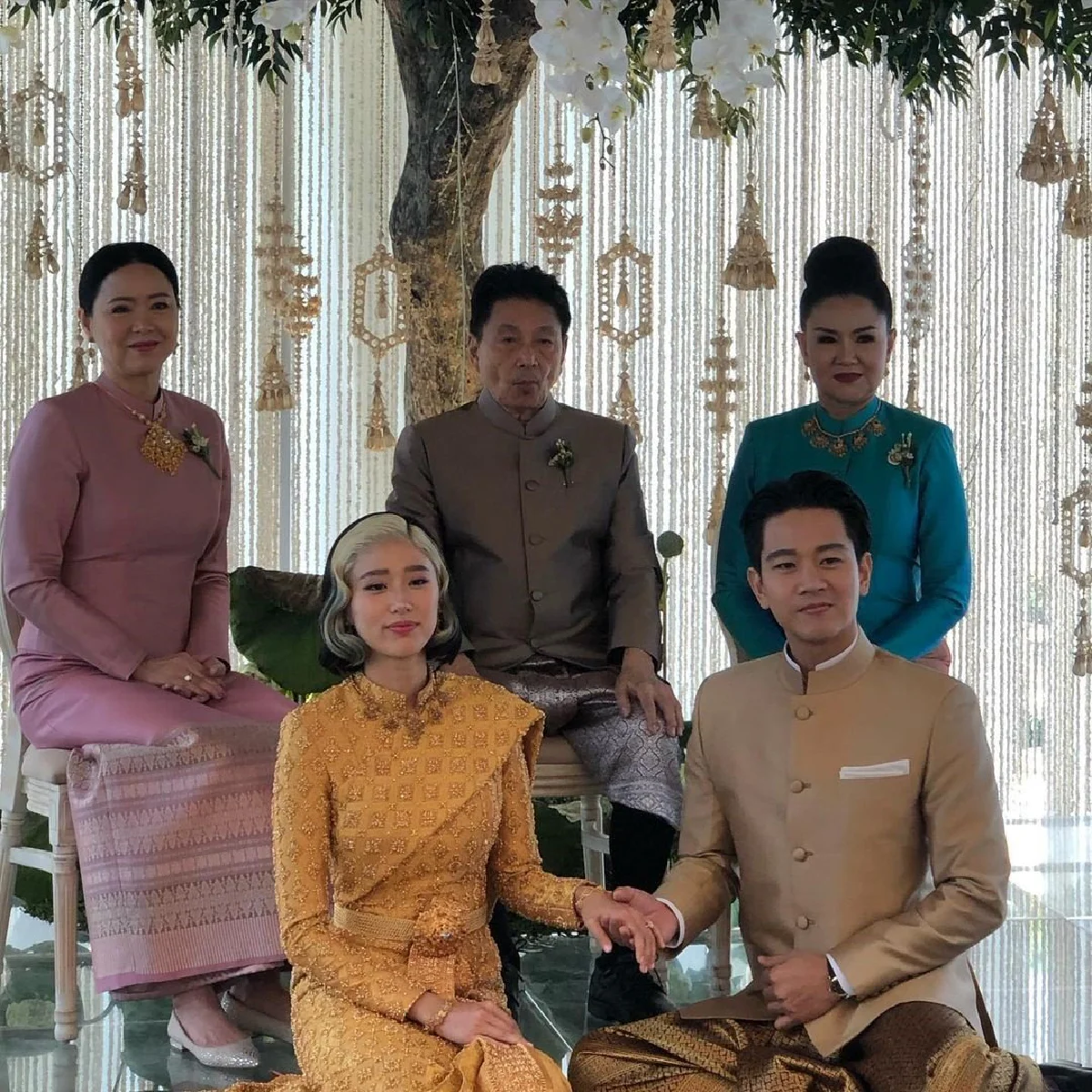 โทนี่-แก้ว แต่งชุดไทยสวยสง่า เข้าสู่ประตูวิวาห์สุดอบอุ่น