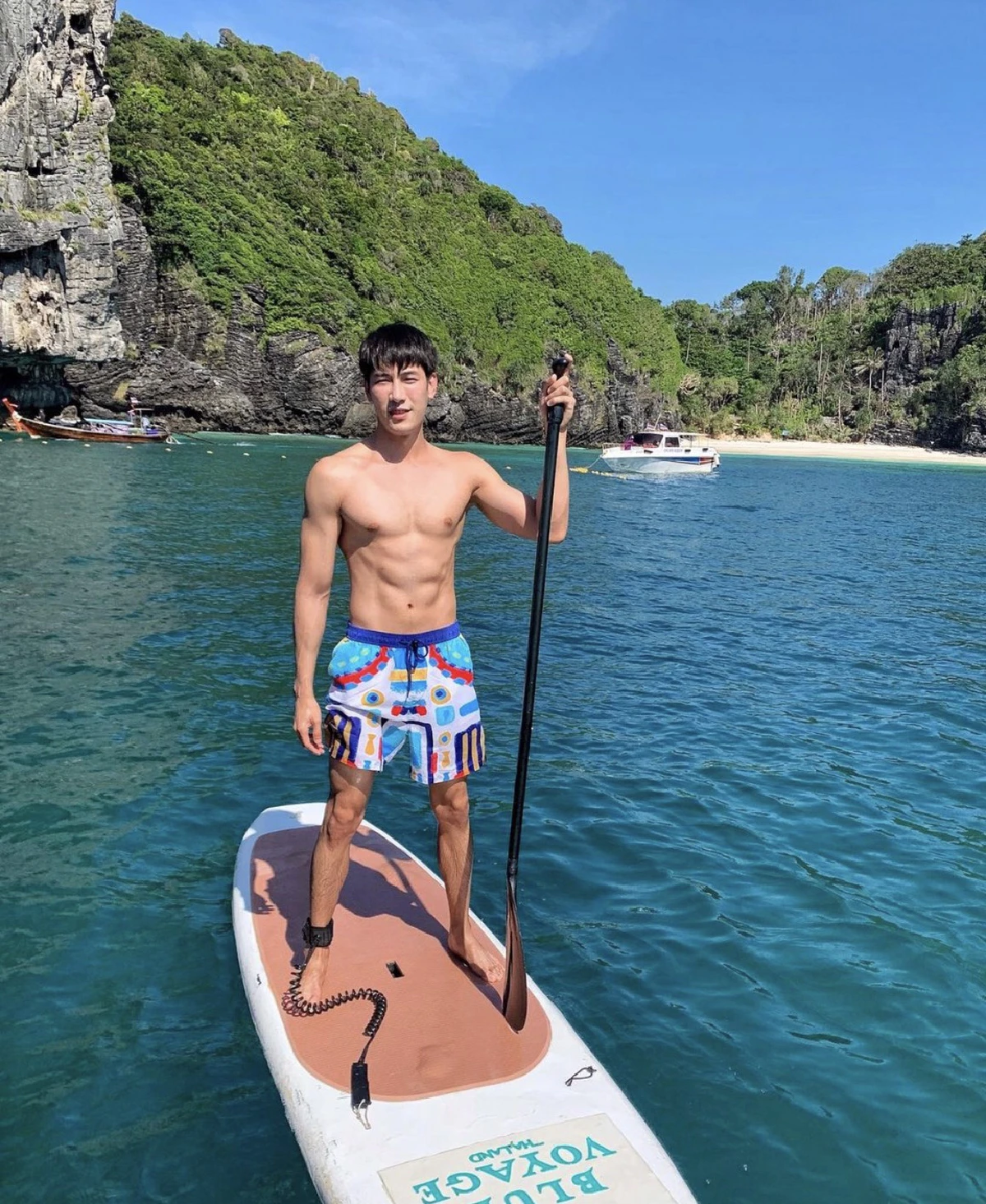 ซูมความแซ่บ! เคน ภูภูมิ อวดซิกแพคแน่นมาก..ยืนพายบอร์ดกลางทะเล 