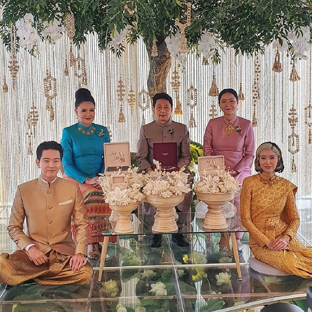 โทนี่-แก้ว แต่งชุดไทยสวยสง่า เข้าสู่ประตูวิวาห์สุดอบอุ่น