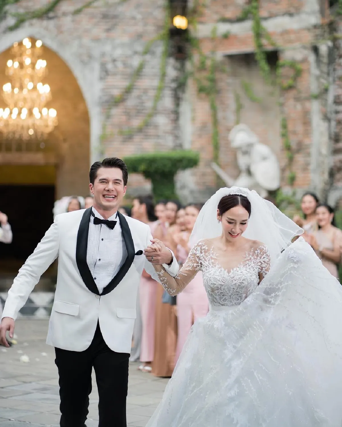 อั้ม พัชราภา สวยออร่าเจ้าสาวจับ จนหลายคนแอบลุ้นให้มีข่าวดี