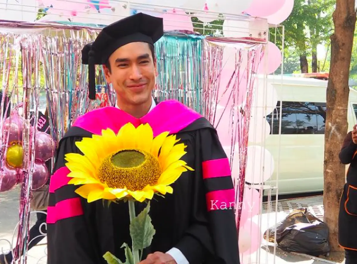 แฟนคลับแห่ยินดี! “ณเดชน์” เรียนจบปริญญาโท สวมชุดครุยเข้ารับปริญญา